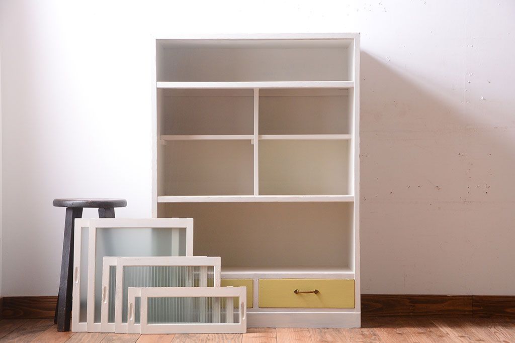 アンティーク家具　アンティークペイント　引き出し付き!モール・すりガラス入りのおしゃれな戸棚(収納棚)