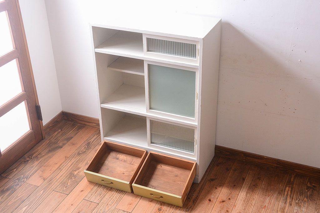 アンティーク家具　アンティークペイント　引き出し付き!モール・すりガラス入りのおしゃれな戸棚(収納棚)