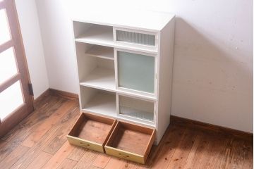 アンティーク家具　アンティークペイント　引き出し付き!モール・すりガラス入りのおしゃれな戸棚(収納棚)