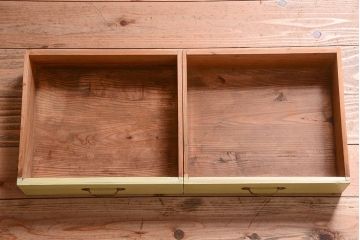 アンティーク家具　アンティークペイント　引き出し付き!モール・すりガラス入りのおしゃれな戸棚(収納棚)