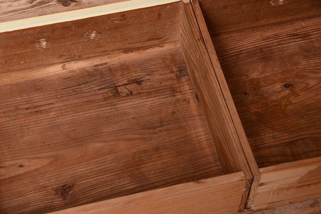 アンティーク家具　アンティークペイント　引き出し付き!モール・すりガラス入りのおしゃれな戸棚(収納棚)