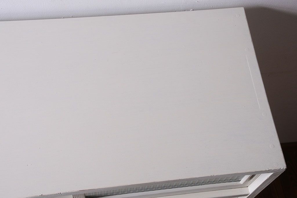 アンティーク家具　アンティークペイント　引き出し付き!モール・すりガラス入りのおしゃれな戸棚(収納棚)