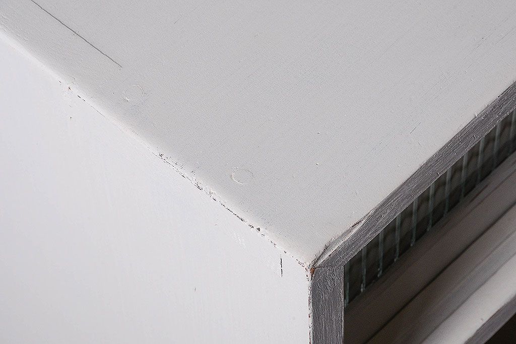 アンティーク家具　アンティークペイント　引き出し付き!モール・すりガラス入りのおしゃれな戸棚(収納棚)