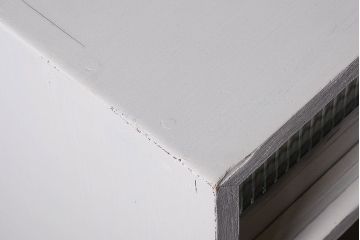 アンティーク家具　アンティークペイント　引き出し付き!モール・すりガラス入りのおしゃれな戸棚(収納棚)