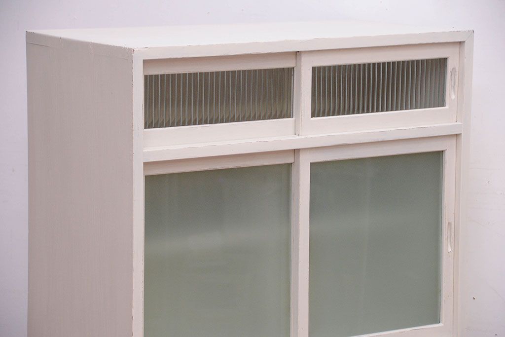 アンティーク家具　アンティークペイント　引き出し付き!モール・すりガラス入りのおしゃれな戸棚(収納棚)