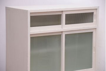 アンティーク家具　アンティークペイント　引き出し付き!モール・すりガラス入りのおしゃれな戸棚(収納棚)