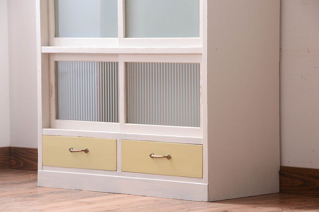 アンティーク家具　アンティークペイント　引き出し付き!モール・すりガラス入りのおしゃれな戸棚(収納棚)