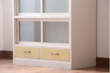 アンティーク家具　アンティークペイント　引き出し付き!モール・すりガラス入りのおしゃれな戸棚(収納棚)