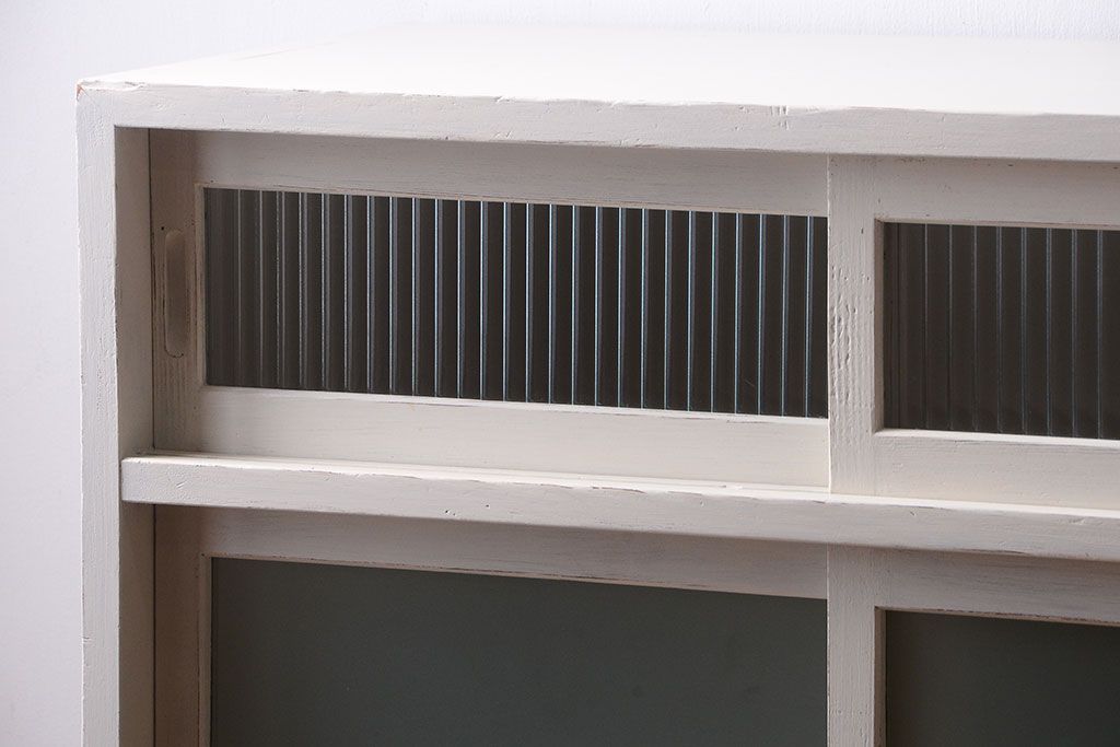 アンティーク家具　アンティークペイント　引き出し付き!モール・すりガラス入りのおしゃれな戸棚(収納棚)