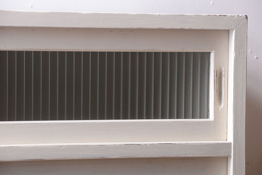 アンティーク家具　アンティークペイント　引き出し付き!モール・すりガラス入りのおしゃれな戸棚(収納棚)