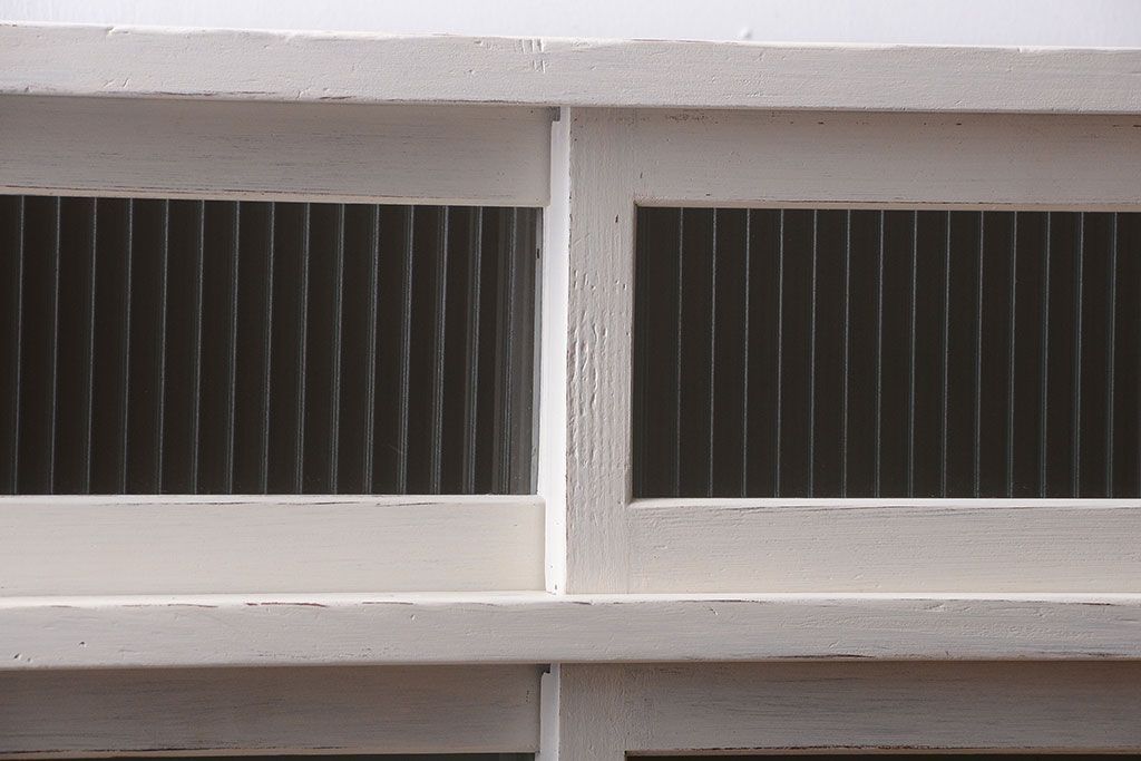 アンティーク家具　アンティークペイント　引き出し付き!モール・すりガラス入りのおしゃれな戸棚(収納棚)