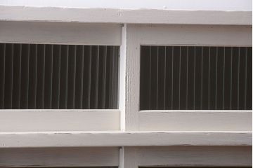 アンティーク家具　アンティークペイント　引き出し付き!モール・すりガラス入りのおしゃれな戸棚(収納棚)