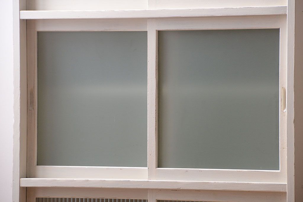 アンティーク家具　アンティークペイント　引き出し付き!モール・すりガラス入りのおしゃれな戸棚(収納棚)