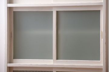 アンティーク家具　アンティークペイント　引き出し付き!モール・すりガラス入りのおしゃれな戸棚(収納棚)