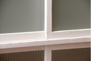 アンティーク家具　アンティークペイント　引き出し付き!モール・すりガラス入りのおしゃれな戸棚(収納棚)