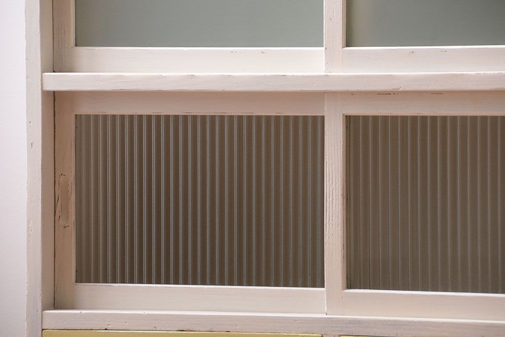 アンティーク家具　アンティークペイント　引き出し付き!モール・すりガラス入りのおしゃれな戸棚(収納棚)