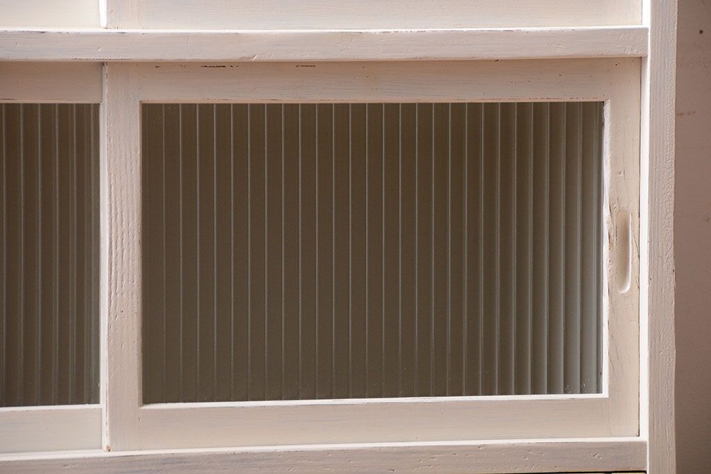 アンティーク家具　アンティークペイント　引き出し付き!モール・すりガラス入りのおしゃれな戸棚(収納棚)