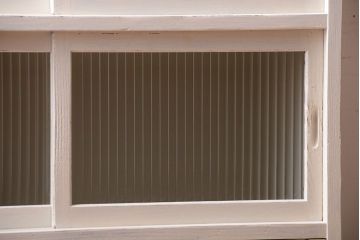 アンティーク家具　アンティークペイント　引き出し付き!モール・すりガラス入りのおしゃれな戸棚(収納棚)