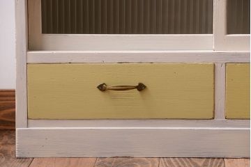 アンティーク家具　アンティークペイント　引き出し付き!モール・すりガラス入りのおしゃれな戸棚(収納棚)