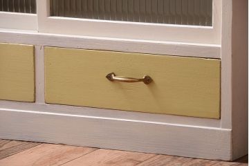 アンティーク家具　アンティークペイント　引き出し付き!モール・すりガラス入りのおしゃれな戸棚(収納棚)