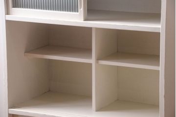 アンティーク家具　アンティークペイント　引き出し付き!モール・すりガラス入りのおしゃれな戸棚(収納棚)