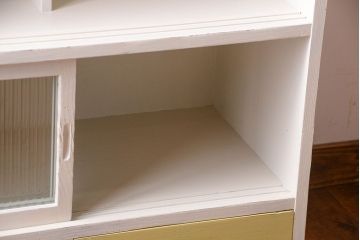 アンティーク家具　アンティークペイント　引き出し付き!モール・すりガラス入りのおしゃれな戸棚(収納棚)