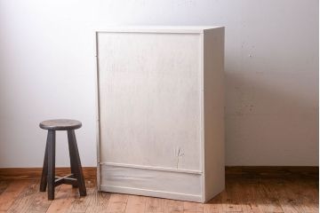 アンティーク家具　アンティークペイント　引き出し付き!モール・すりガラス入りのおしゃれな戸棚(収納棚)