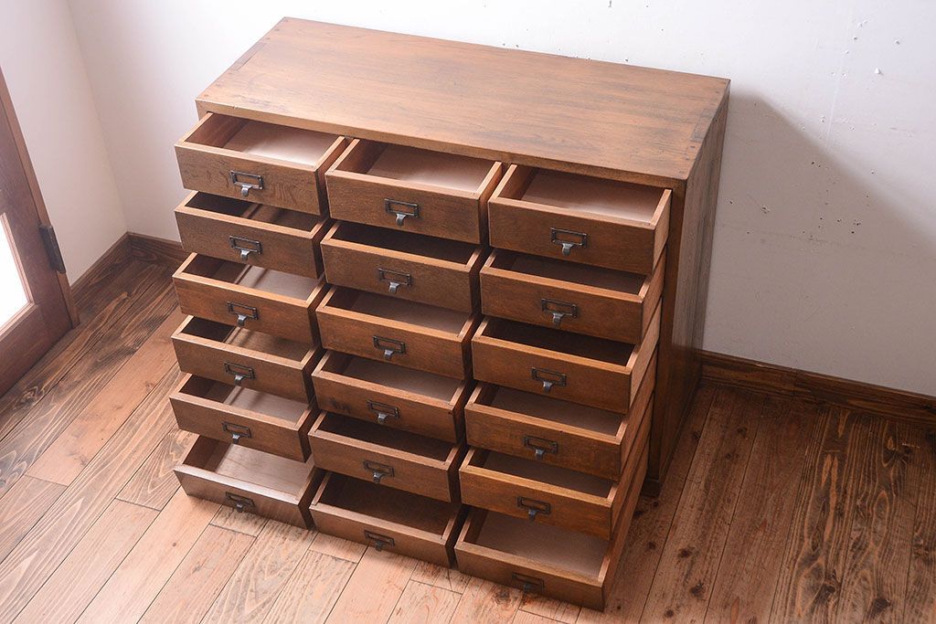 アンティーク家具　ネームプレート取っ手!三方ナラ材のアンティークチェスト(小引き出し)(2)