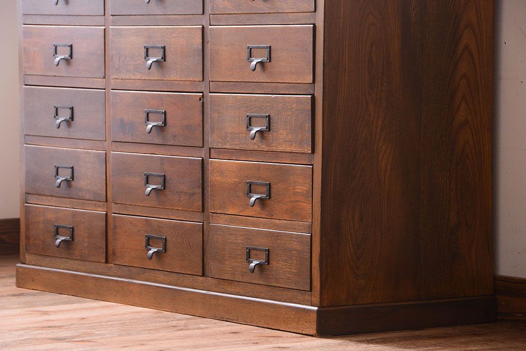 アンティーク家具　ネームプレート取っ手!三方ナラ材のアンティークチェスト(小引き出し)(2)