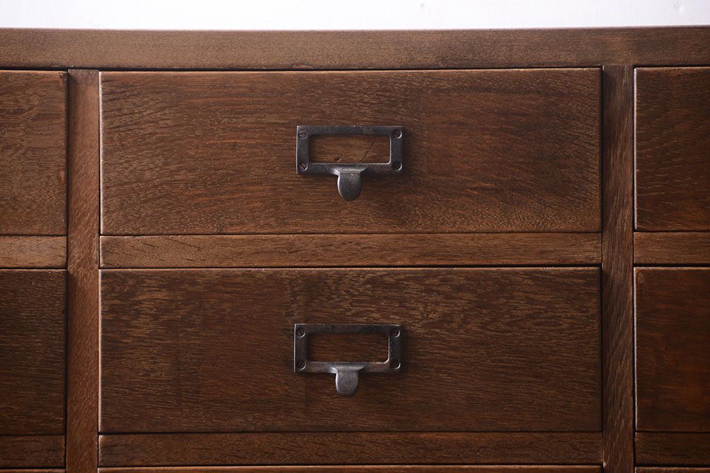 アンティーク家具　ネームプレート取っ手!三方ナラ材のアンティークチェスト(小引き出し)(2)
