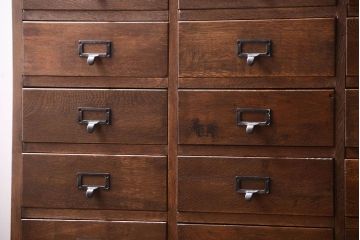 アンティーク家具　ネームプレート取っ手!三方ナラ材のアンティークチェスト(小引き出し)(2)