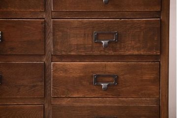 アンティーク家具　ネームプレート取っ手!三方ナラ材のアンティークチェスト(小引き出し)(2)