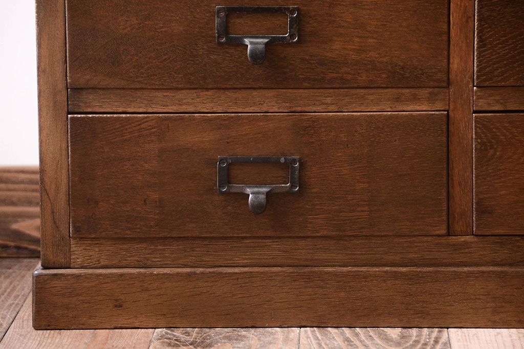 アンティーク家具　ネームプレート取っ手!三方ナラ材のアンティークチェスト(小引き出し)(2)