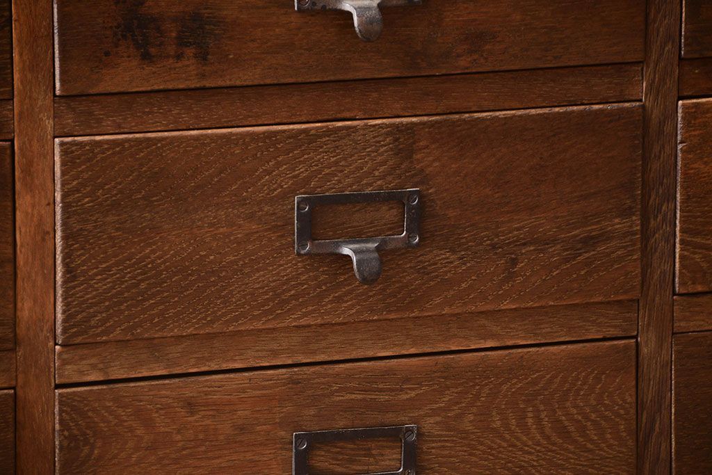 アンティーク家具　ネームプレート取っ手!三方ナラ材のアンティークチェスト(小引き出し)(2)