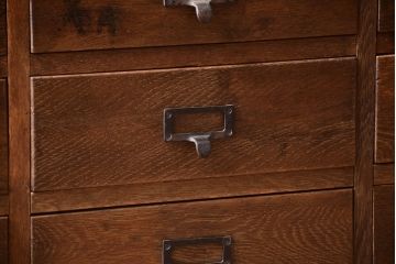 アンティーク家具　ネームプレート取っ手!三方ナラ材のアンティークチェスト(小引き出し)(2)