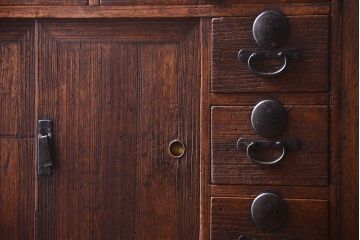 アンティーク家具　前面桐材!古い木の味わい深いアンティーク帳場箪笥(桐箪笥、桐たんす)