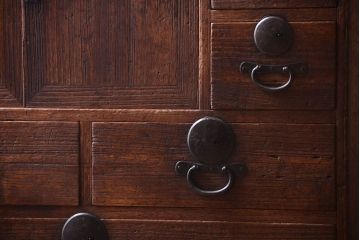 アンティーク家具　前面桐材!古い木の味わい深いアンティーク帳場箪笥(桐箪笥、桐たんす)