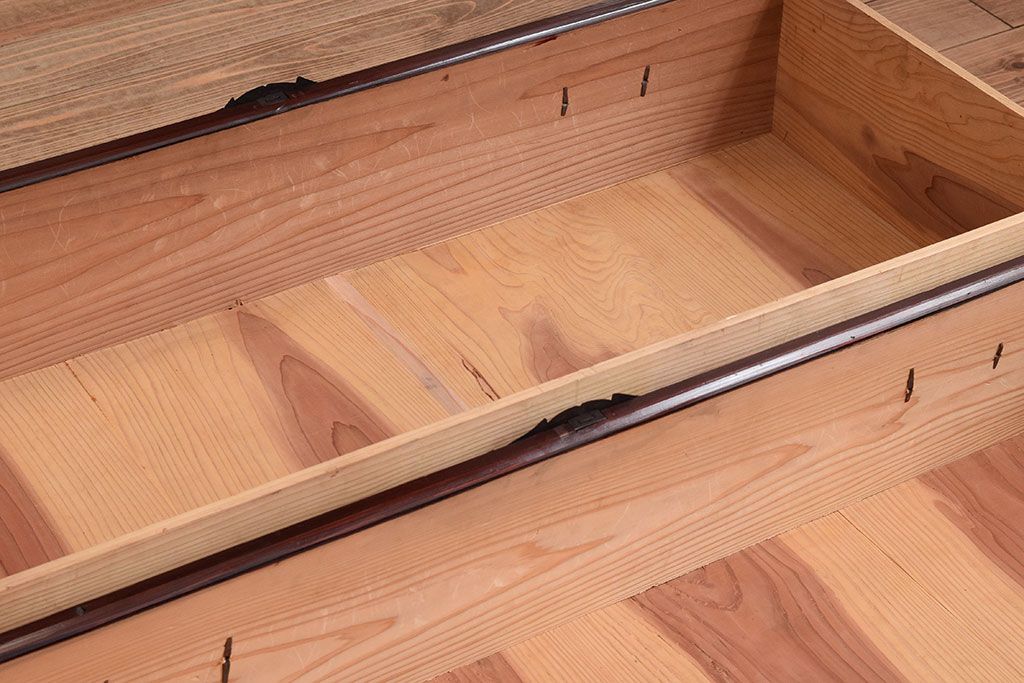 アンティーク家具　明治大正期!漆が綺麗な前面檜材の最上箪笥(衣装箪笥)