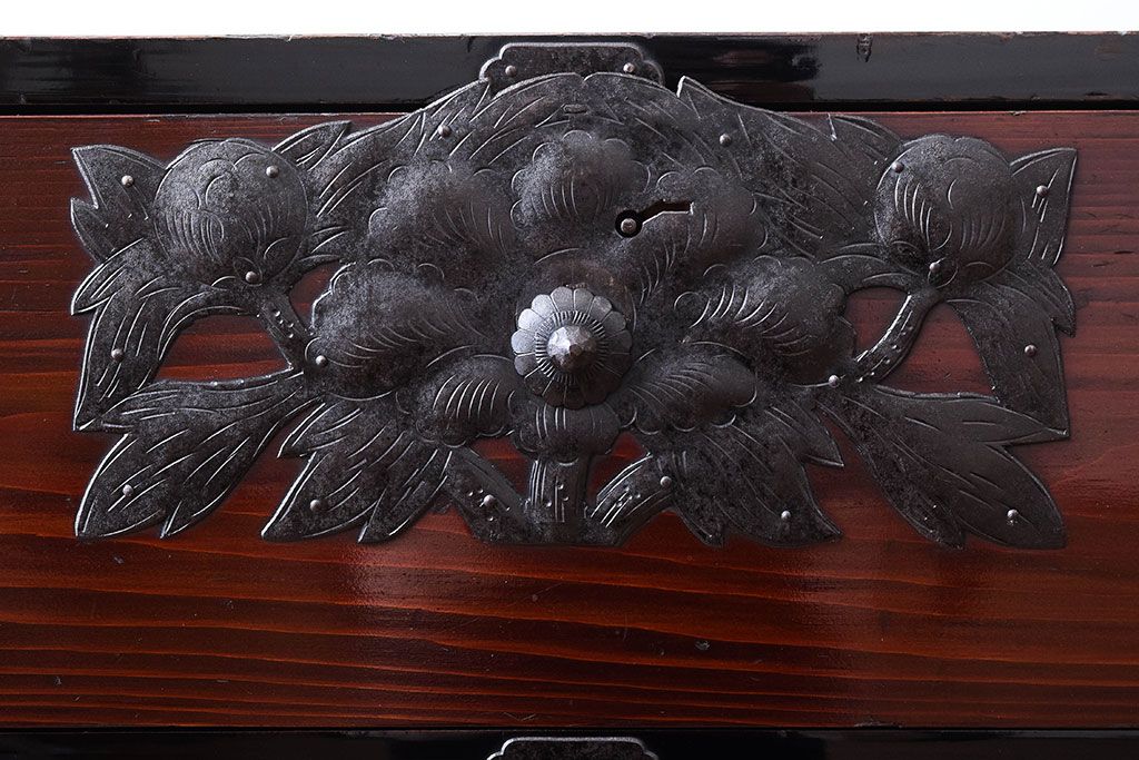 アンティーク家具　明治大正期!漆が綺麗な前面檜材の最上箪笥(衣装箪笥)