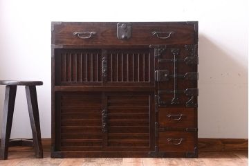 アンティーク家具　古民具・骨董　前面欅材!金具が厚く上質なアンティーク帳場箪笥