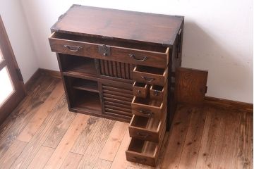 アンティーク家具　古民具・骨董　前面欅材!金具が厚く上質なアンティーク帳場箪笥