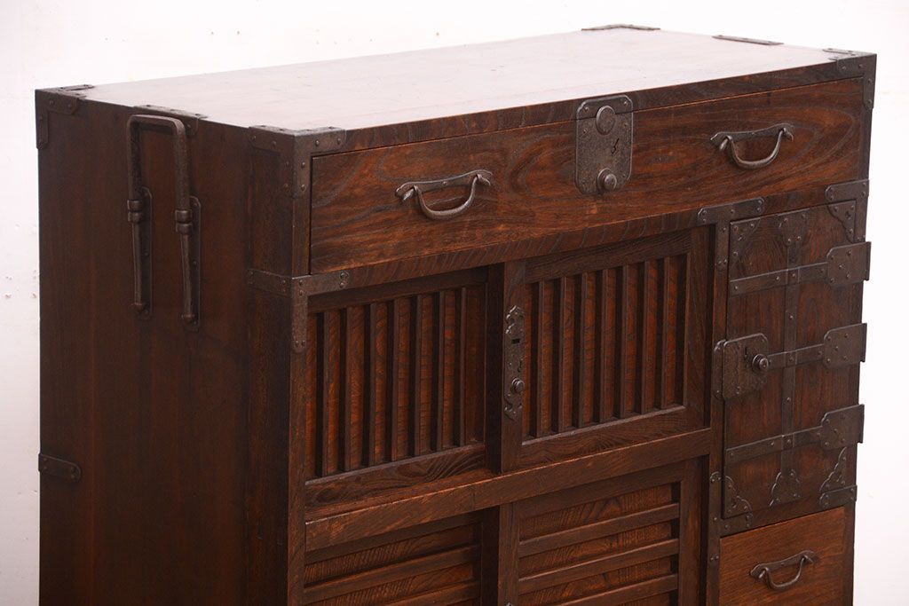 アンティーク家具　古民具・骨董　前面欅材!金具が厚く上質なアンティーク帳場箪笥