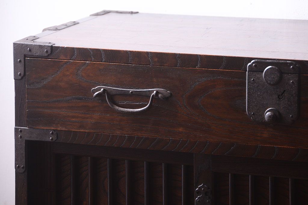 アンティーク家具　古民具・骨董　前面欅材!金具が厚く上質なアンティーク帳場箪笥
