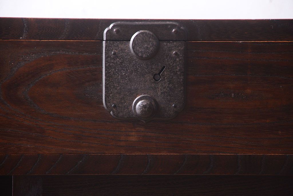 アンティーク家具　古民具・骨董　前面欅材!金具が厚く上質なアンティーク帳場箪笥