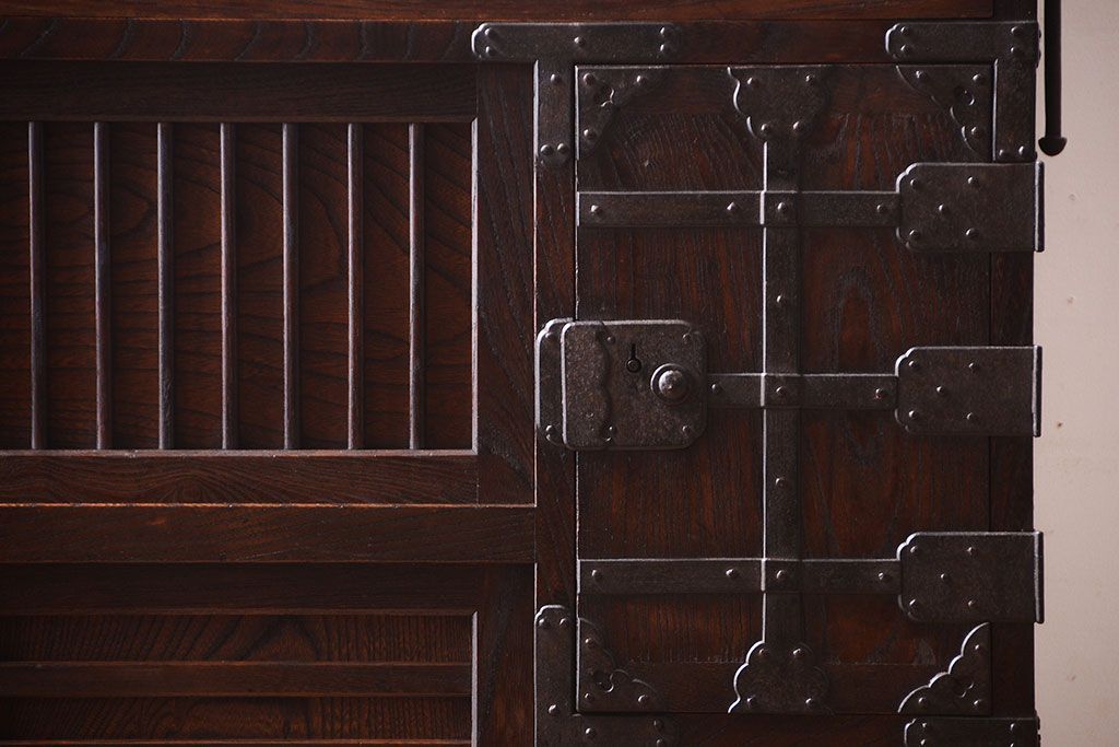 アンティーク家具　古民具・骨董　前面欅材!金具が厚く上質なアンティーク帳場箪笥