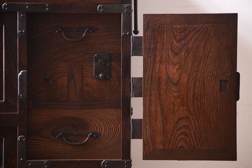 アンティーク家具　古民具・骨董　前面欅材!金具が厚く上質なアンティーク帳場箪笥
