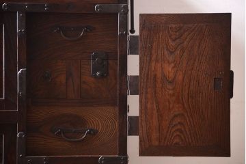 アンティーク家具　古民具・骨董　前面欅材!金具が厚く上質なアンティーク帳場箪笥