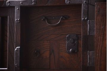 アンティーク家具　古民具・骨董　前面欅材!金具が厚く上質なアンティーク帳場箪笥