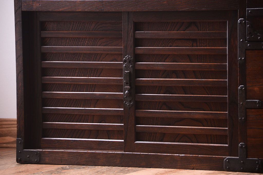 アンティーク家具　古民具・骨董　前面欅材!金具が厚く上質なアンティーク帳場箪笥