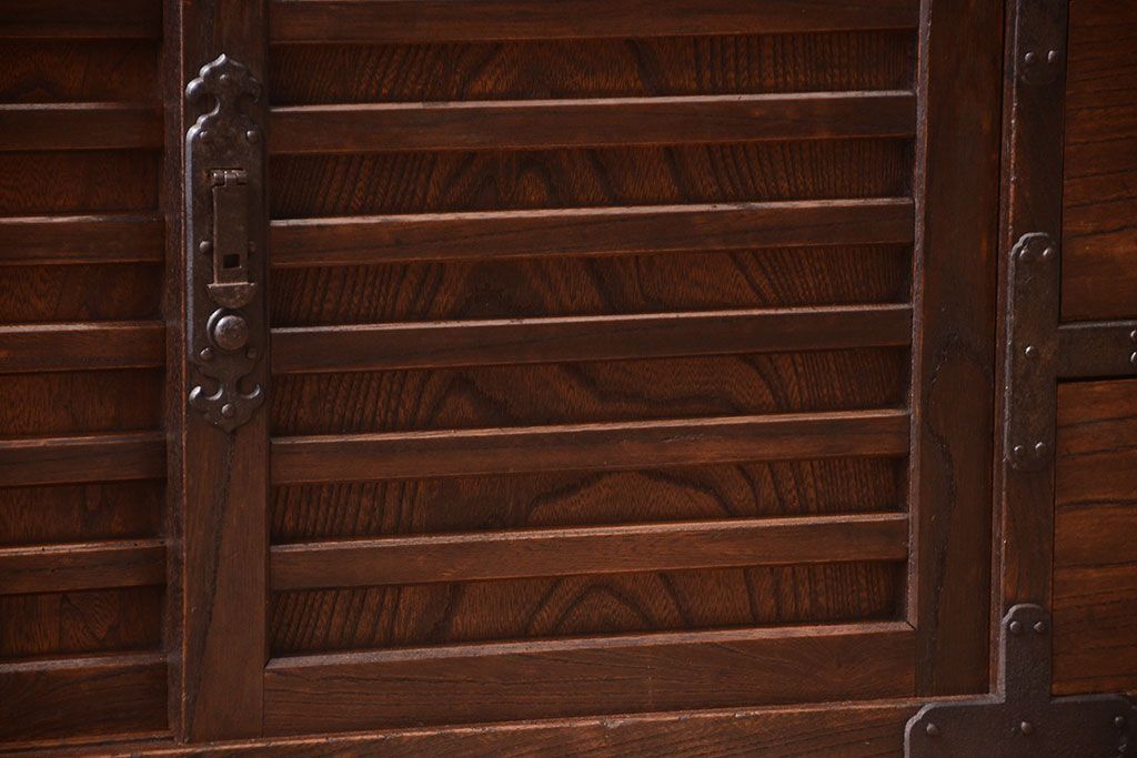 アンティーク家具　古民具・骨董　前面欅材!金具が厚く上質なアンティーク帳場箪笥